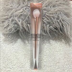 Real Techniques Bold Metals Tapered Brush in  Gold and White